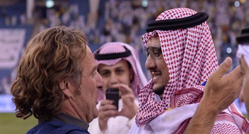 «دموع» كارينيو تثير الغموض حول مستقبله مع العالمي